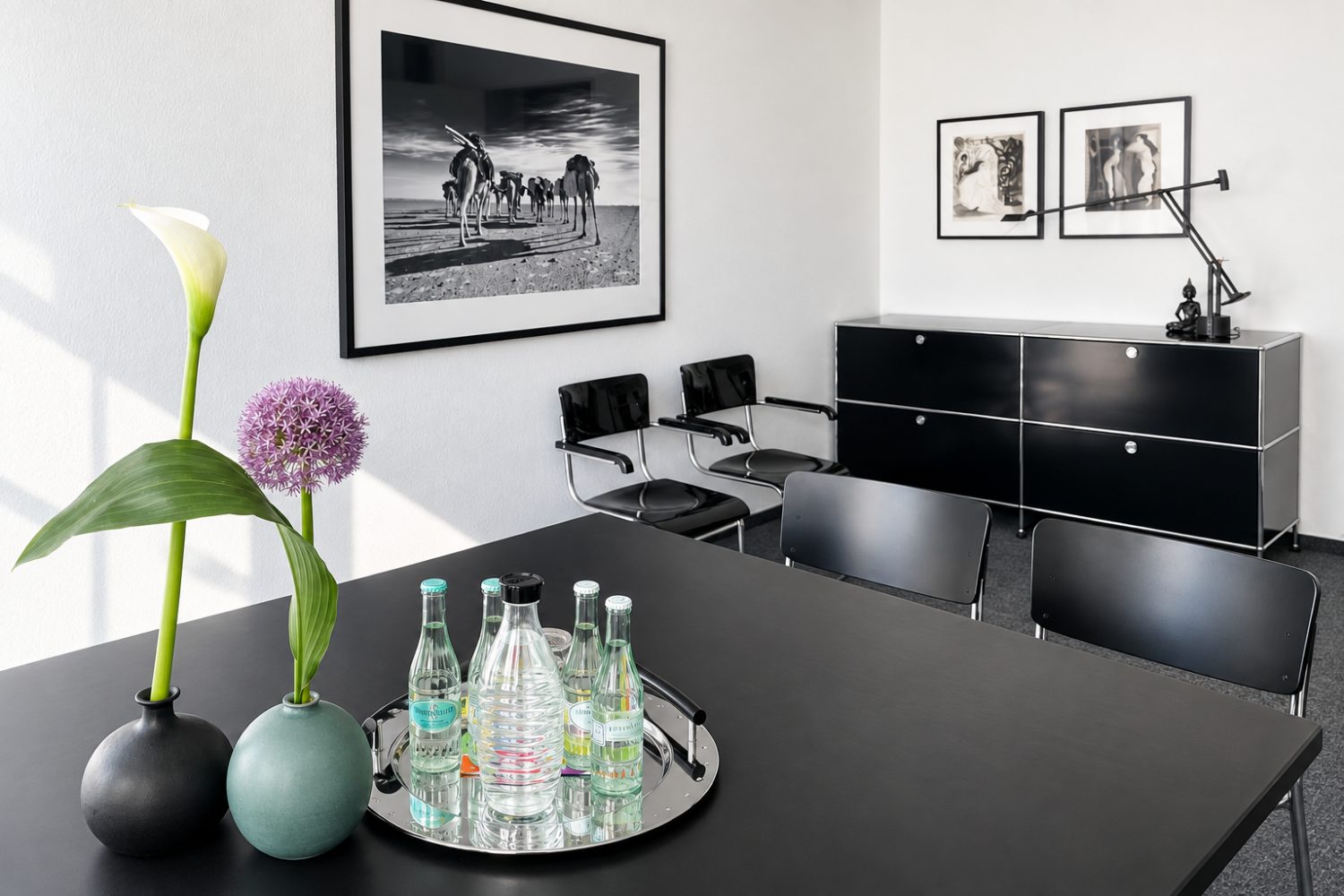 Coaching-Raum des Ihr Coaching Institut am Oeder Weg 34 in Frankfurt: Besprechungstisch, Stühle und Sideboard