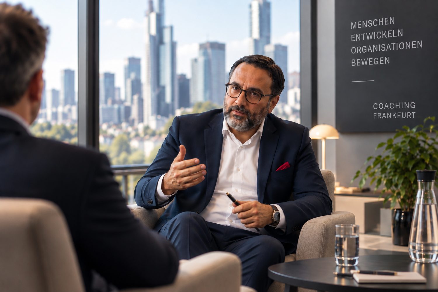 Tim S. Tabrizi im Coaching-Gespräch vor der Frankfurter Skyline, Blick in die Kamera